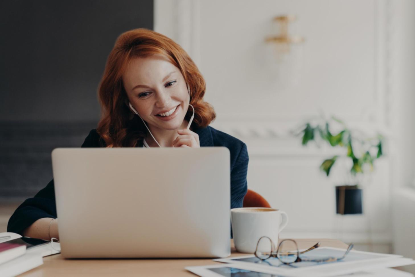 Espace de travail créatif avec outils de planification budgétaire