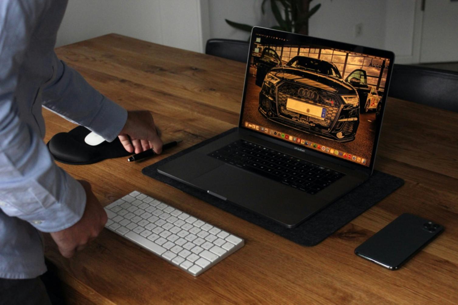 Session de formation en groupe dans un environnement collaboratif