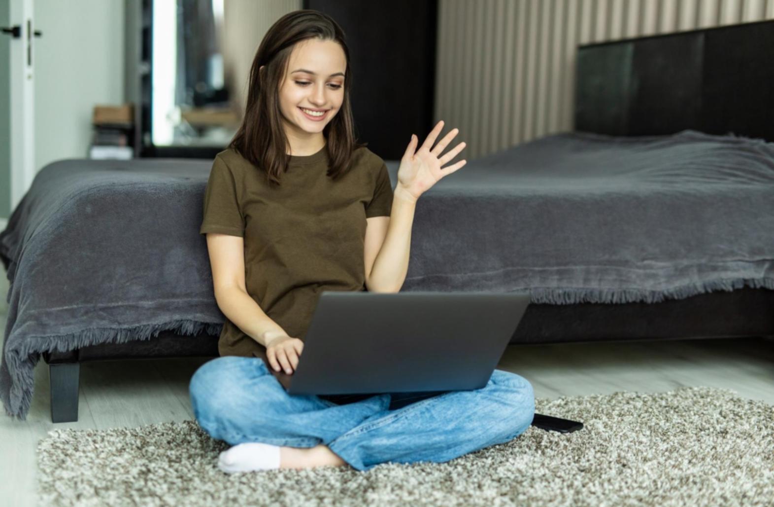Espace d'atelier collaboratif pelvarnix avec participants engagés dans une séance budgétaire
