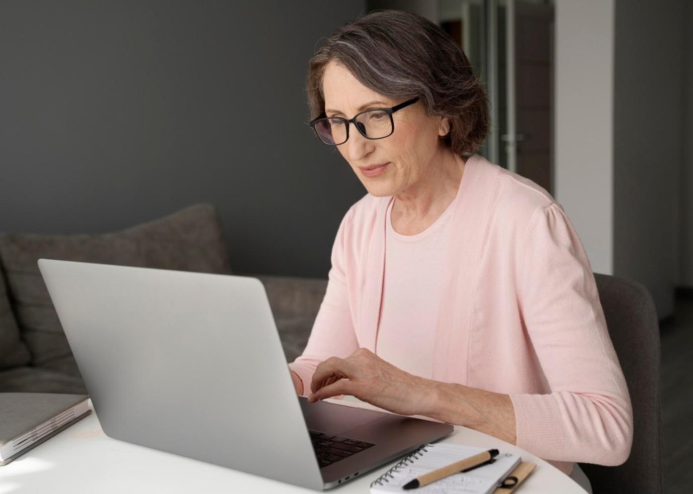 Groupe de participants pelvarnix travaillant ensemble sur des exercices budgétaires pratiques