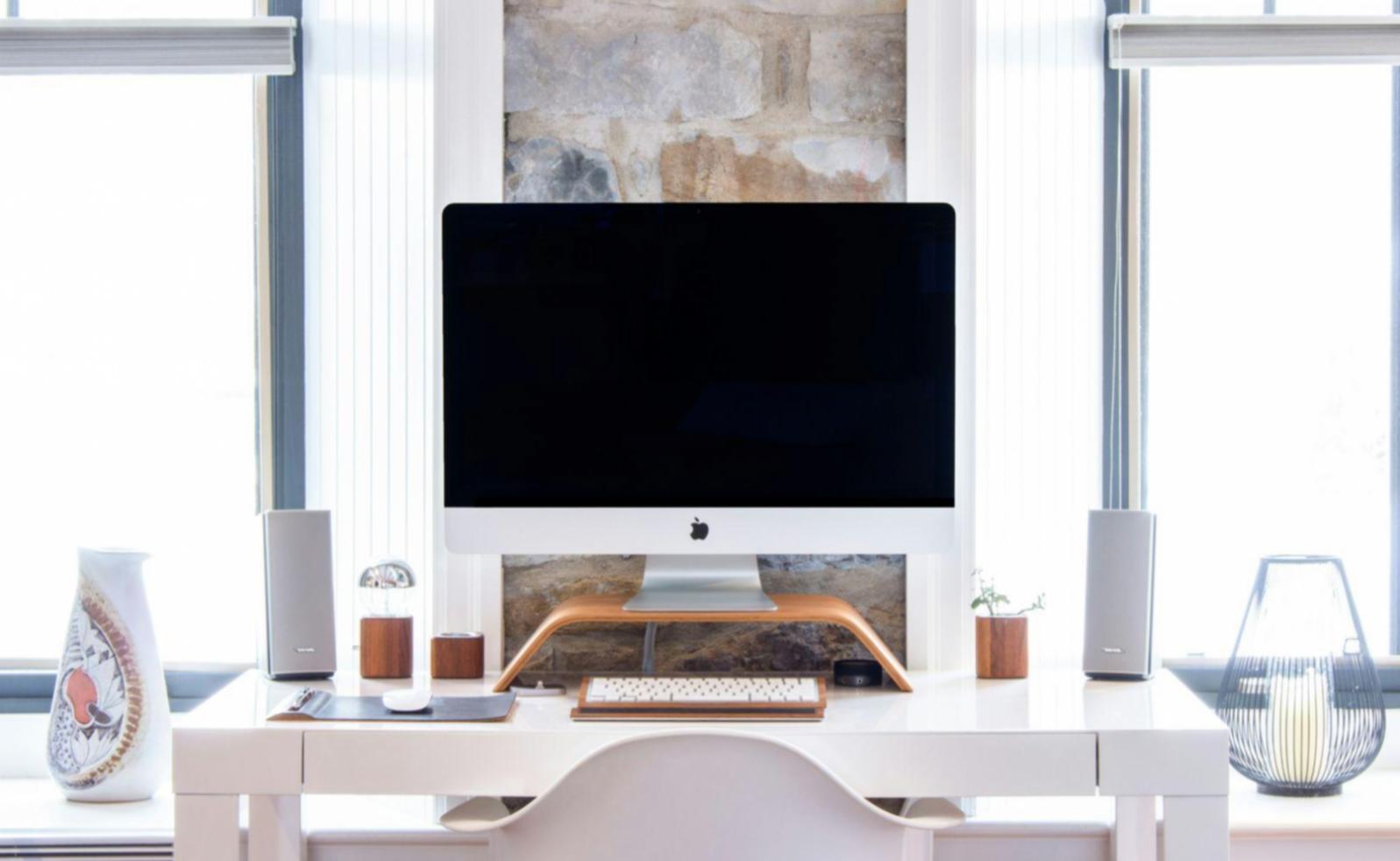 Vue d'ensemble d'un atelier pelvarnix avec tableaux interactifs et matériel pédagogique